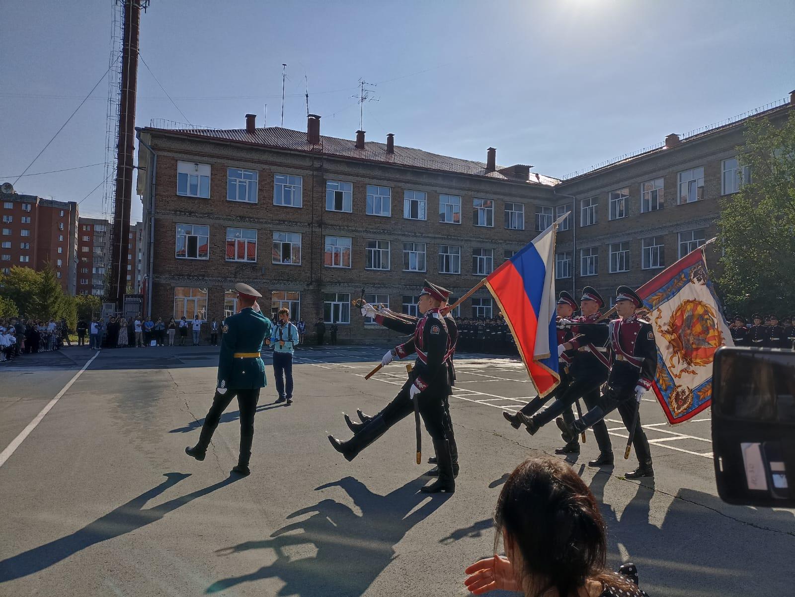 Фото Подсолнухи, кадетские погоны и первый звонок: как в Новосибирске прошёл День знаний 1 сентября 9